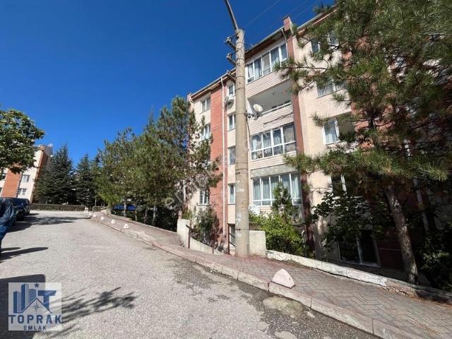 Toprak Emlak'tan Ssk Tramvay Durağı Karşısı Kiralık 2+1