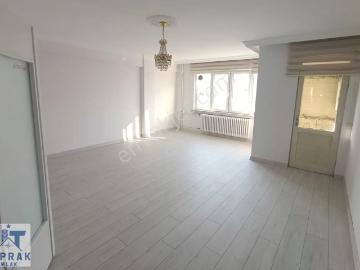 Toprak Emlak'tan Vişnelik Mah.taşköprü Caddesinde 3+1 Daire