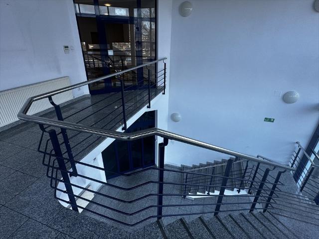 Komfortowe biura 280 m² z dostępem do magazynu i parkingu