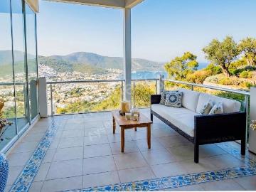 Torba'da Kiralık Deniz Manzaralı 4+1 Villa