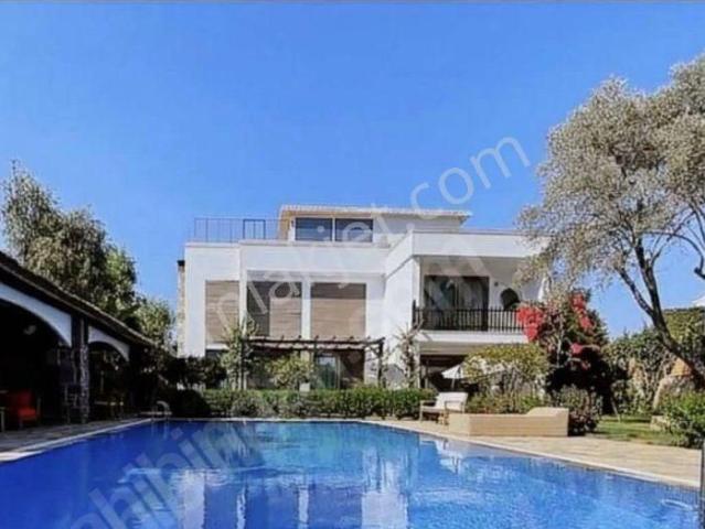 Torba'da Lüks Denize Yakın Müştemilatlı Havuzlu Bahçeli Villa