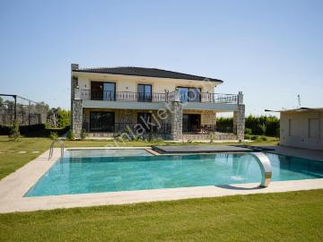 Torbalı Dirmil'de 5306m2 Arsa Üzerinde 450m2 Havuzlu Taş Villa
