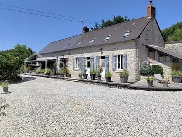 Sainte Suzanne et Chammes 53270 Achat / Vente maison 7 pièces t7 piscine terrasse