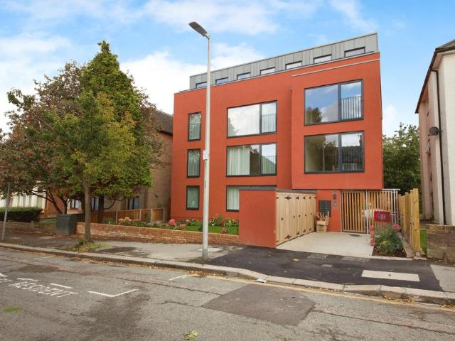 Torfell, 24 Grove Hill, E18 2 bed flat to rent £2,200 pcm £508 pw