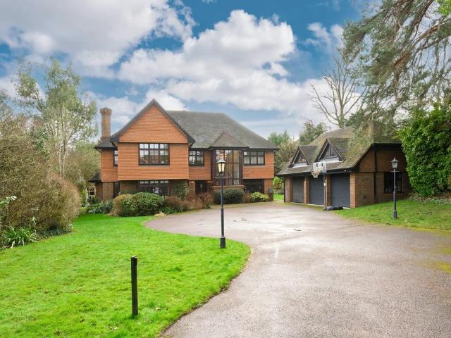 Torland Drive, Oxshott, KT22 5 bed detached house to rent £13,000 pcm £3,000 pw