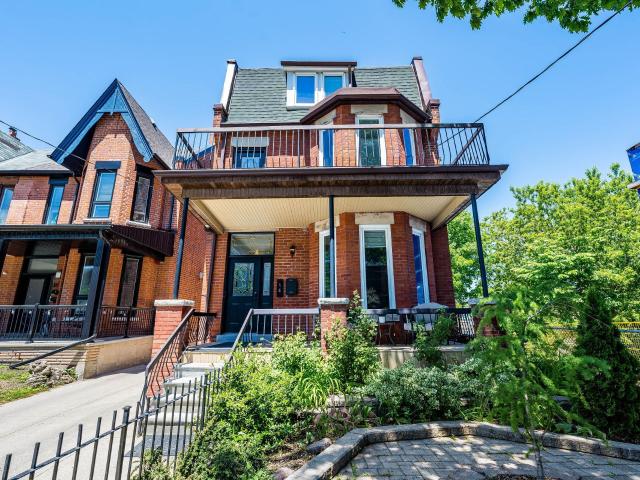 Toronto Furnished 4 Bedroom Executive Residence in Trinity Bellwoods with Private Entrance and Parking