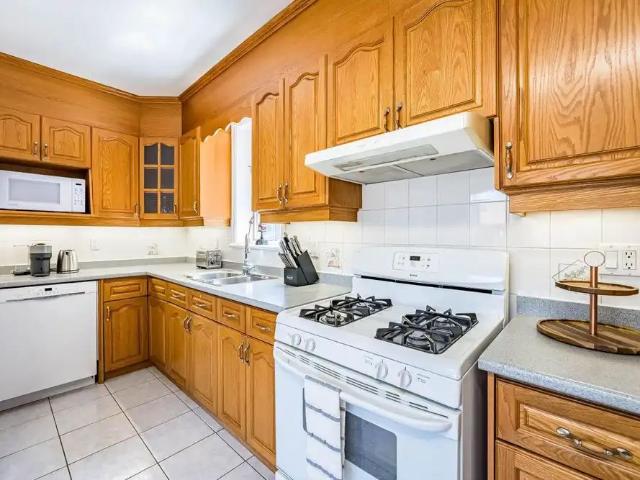 Toronto Furnished 2 Bedroom Executive Residence in Trinity Bellwoods with Private Entrance and Parking