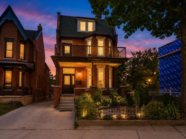 Toronto Furnished 2 Bedroom Executive Residence in Trinity Bellwoods with Private Entrance and Parking