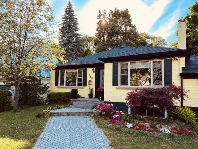 Toronto Furnished Townhouse for Rent Stylish 2 Bed, 1 Bath with Fireplace and Patio