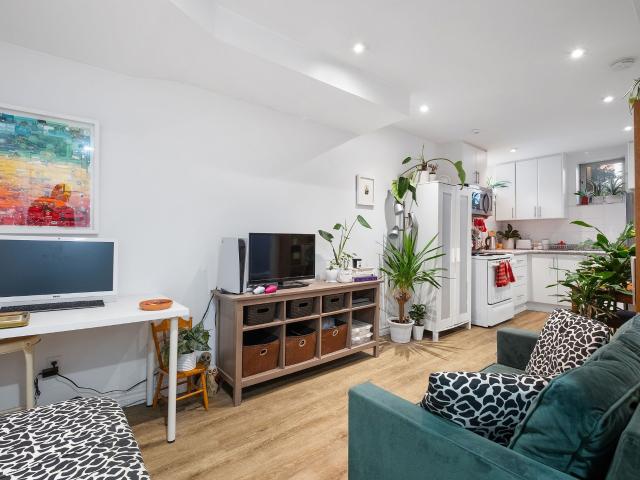 Toronto Furnished Basement for Rent – Cozy 1 Bed, 1 Bath with High Ceilings