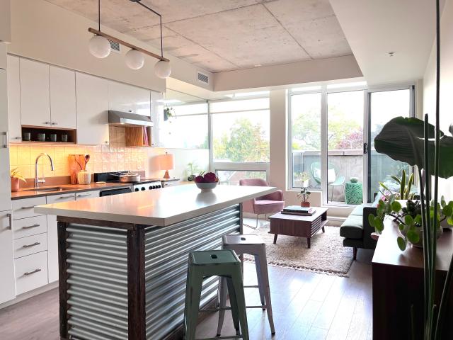 Toronto Furnished Condo Rental Stylish Contemporary 1 Bedroom Suite with City Views near Bloorcourt Village