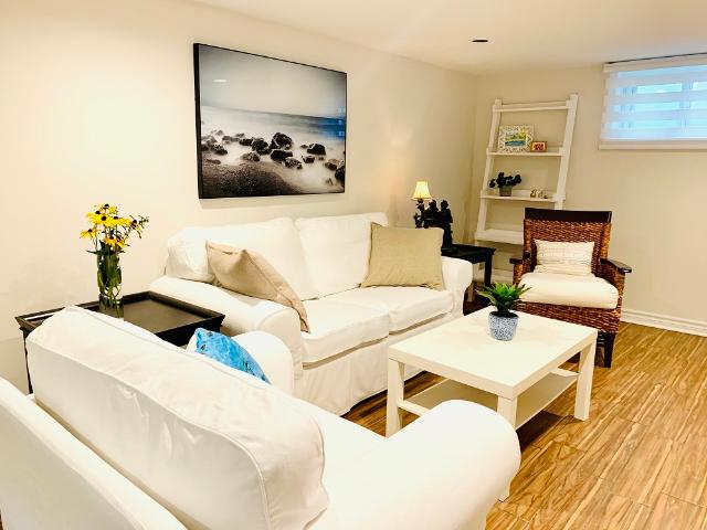 Toronto Furnished Entire Floor House Cheerful 1 Bed, 1 Bath plus Lovely Decor in Etobicoke Waterfront Location