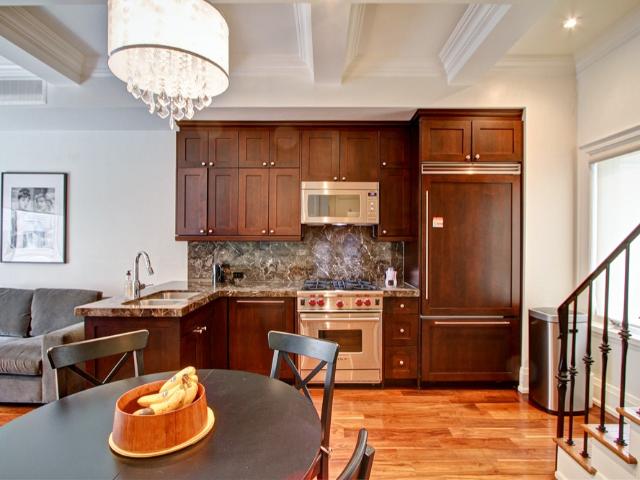 Toronto Townhouse Rental in Davisville Extraordinary 3 Bed, 2.5 Bath plus Exclusive Rooftop Patio and Upscale Architectural Detailing in Perfect Location