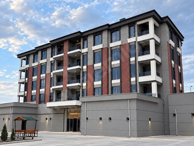 TOROS MAHALLESİ CADDE ÜZERİNDE SATILIK 2+0 GENİŞ LÜKS DAİRE