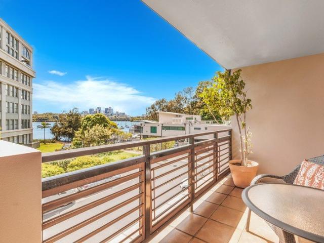 Torrens Title residence, a Harbourside Haven with water views