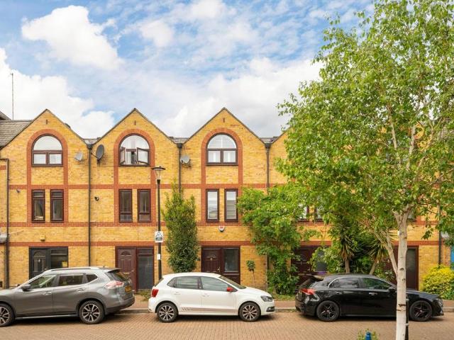 Torrington Place, London E1W 3 bed terraced house to rent £3,200 pcm £738 pw