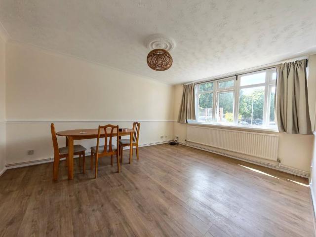 Torrington Road, South Woodford, London E18, 2 bed flat to rent, £1,700 pcm | PrimeLocation