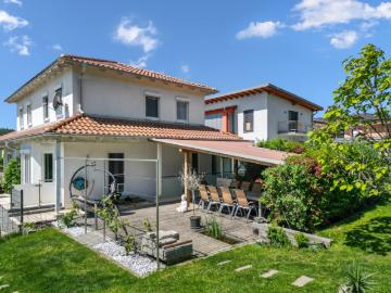 Toskanaflair am Waldrand – Architektonisches Landhaus in sanfter Hanglage mit Weitblick