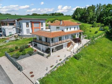 Toskanaflair am Waldrand – Architektonisches Landhaus in sanfter Hanglage mit Weitblick