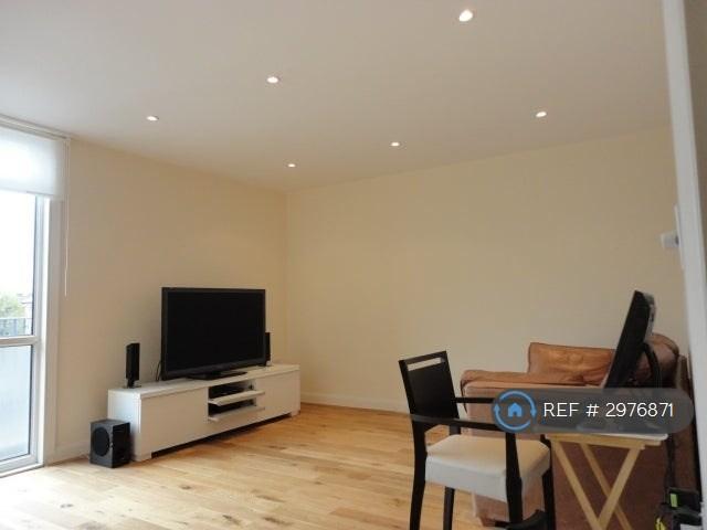 Tottenham Road, London, N1 3 bed flat to rent £3,150 pcm £727 pw