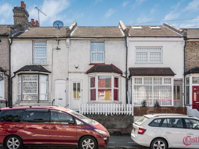 Tottenhall Road, Palmers Green, N13 3 bed terraced house to rent £2,400 pcm £554 pw