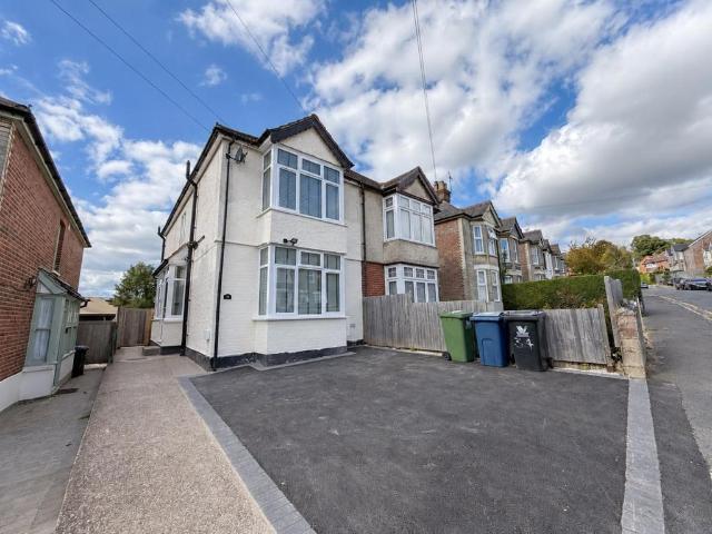 Totteridge Avenue, High Wycombe 4 bed semi detached house to rent £850 pcm £196 pw