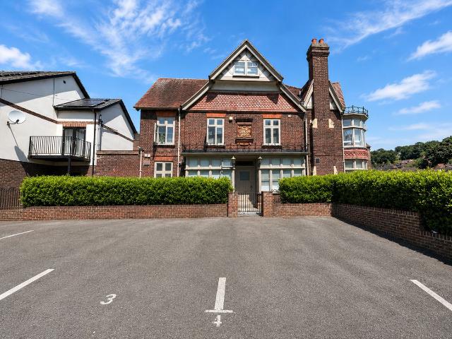 Totteridge Avenue, High Wycombe HP13, 1 bed flat to rent, £1,100 pcm | PrimeLocation