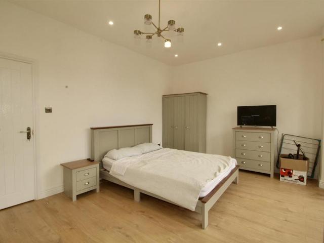 Totteridge Road, Enfield 1 bed in a house share to rent £900 pcm £208 pw