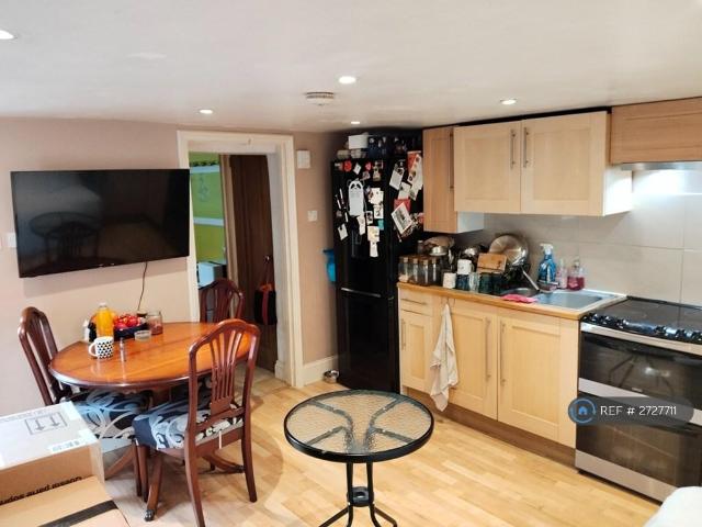 Totteridge Road, High Wycombe, HP13 2 bed flat to rent £1,200 pcm £277 pw