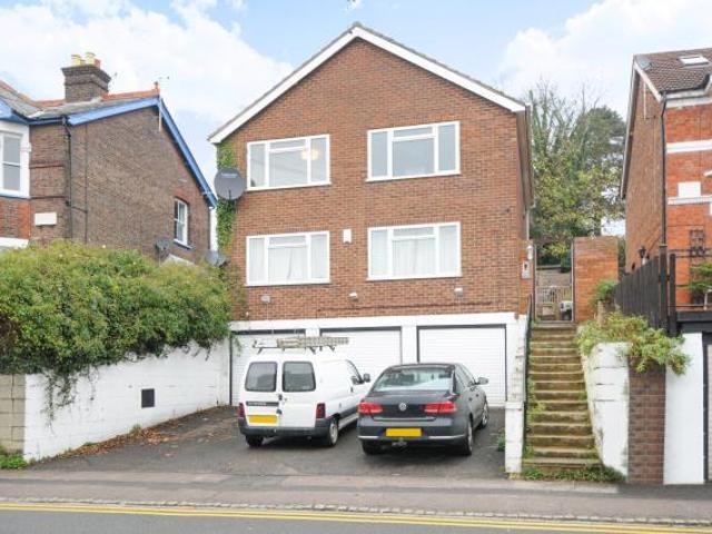 Totteridge Road, High Wycombe, HP13 2 bed flat to rent £1,350 pcm £312 pw