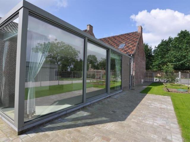 Tot in de puntjes vernieuwde erfgoedwoning met garage en tui