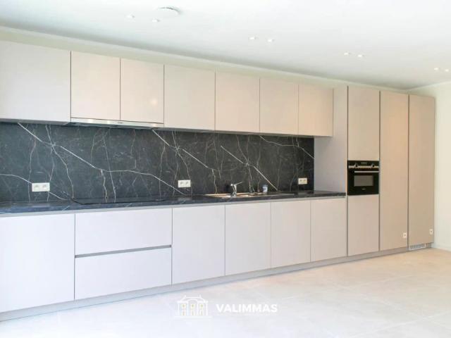 Totaal gerenoveerd duplex appartement met terras en tuintje
