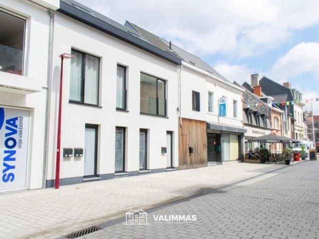 Totaal gerenoveerd duplex appartement met terras en tuintje