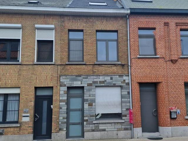 Totaal gerenoveerde huurwoning met drie slaapkamers en tu.