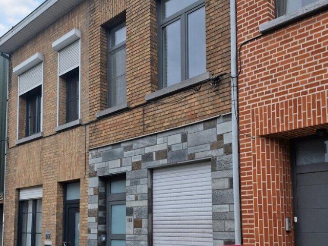 Totaal gerenoveerde huurwoning met drie slaapkamers en tu.
