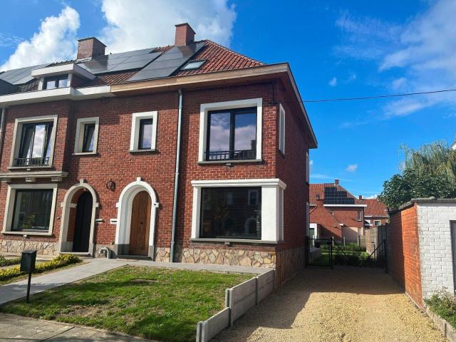 Totaal gerenoveerde woning met 3 slaapkamers, tuin en opr.