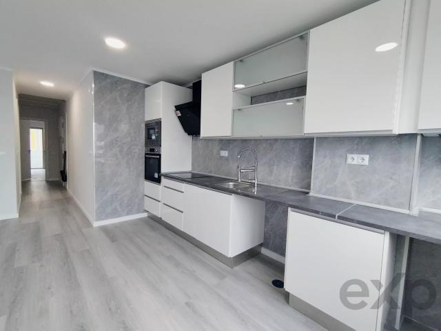 Totalmente remodelado, apartamento T2 Central em Oeiras: Conforto, Elevador e Localização Premium