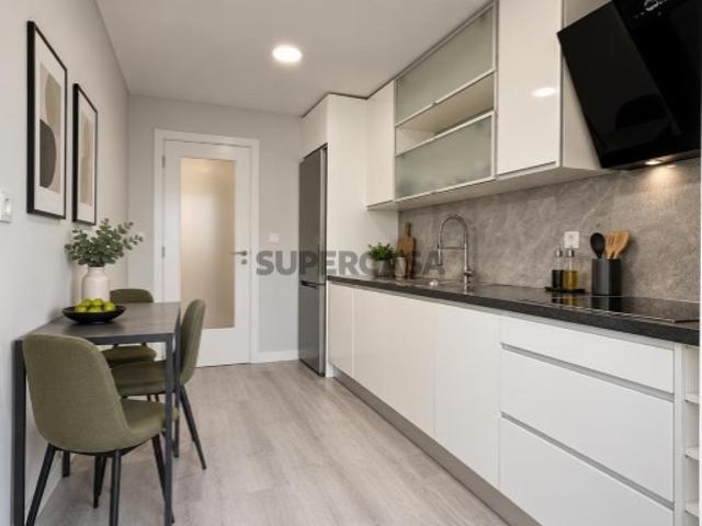 Totalmente remodelado: apartamento T2 em Benfica com cozinha equipada