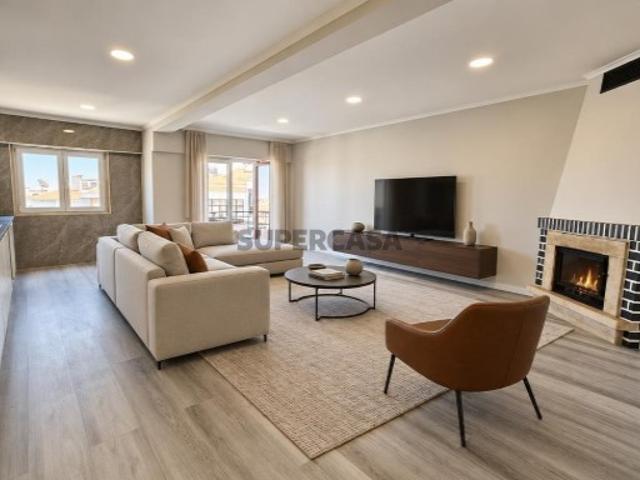 Totalmente remodelado, apartamento T4 com varanda no centro da Amora, Seixal