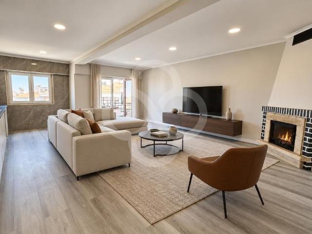 Totalmente remodelado, apartamento T4 com varanda no centro. 120m² Amora