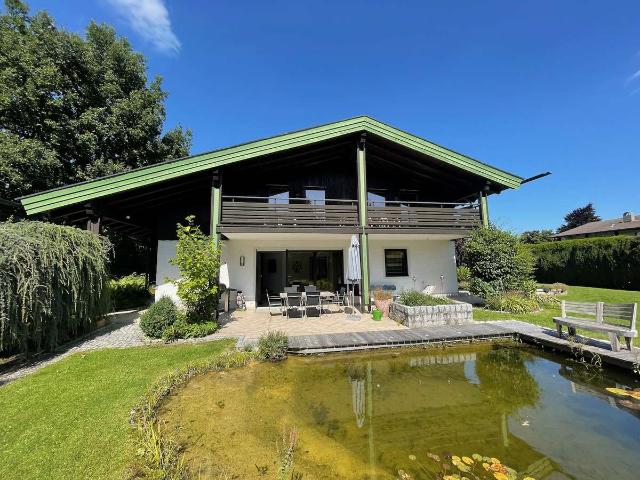 Totale Privatsphäre. Fantastisches 2.000 m² Grundstück mit prächtigem Landhaus in der Nähe des Sees