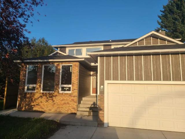 Totally removated 4 + 1 room house for rent in Whitehorn — 4 Bedrooms+ Den House