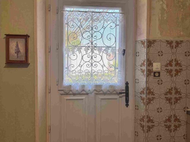 Tout petit prix ! Maison indépendante à rénover offrant un j