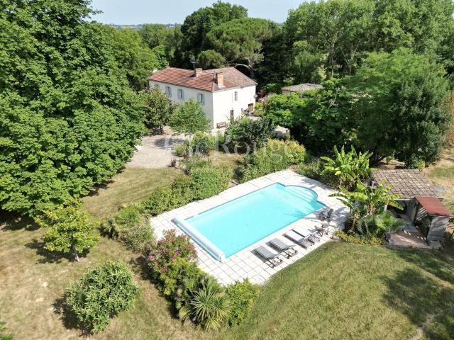 Tout près de Sauveterre de Guyenne Belle maison en pierre avec parc arboré, piscine et studio indépendant