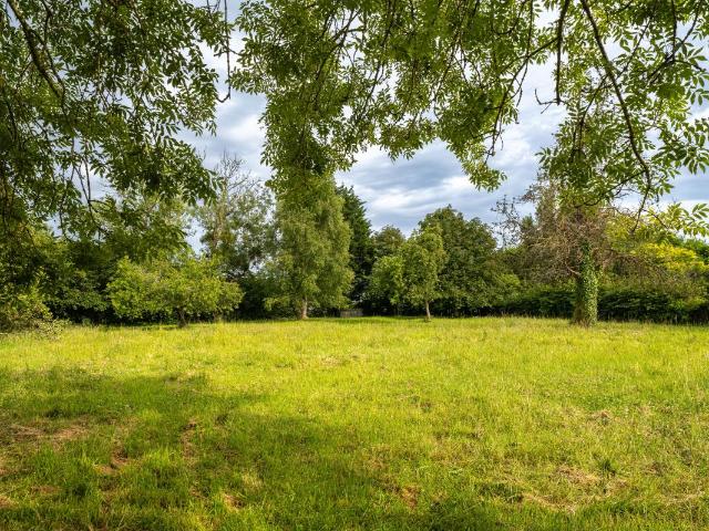 Tout proche d’Omaha Beach, une maison de famille et sa maison d’amis dans un jardin de plus de 5 000 m²
