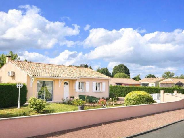 Tout proche de Saint André de Cubzac à Marsas Maison contemporaine soigneusement entretenue 5 pièce s 96 m² habitables sur terrain d'environ 1230 m² clos Dépendances Terrain paysagé et arboré Piscinable