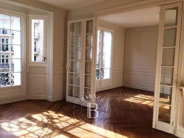Tout savoir sur cet appartement dans le quartier Gros Caillou, à Paris 7ème