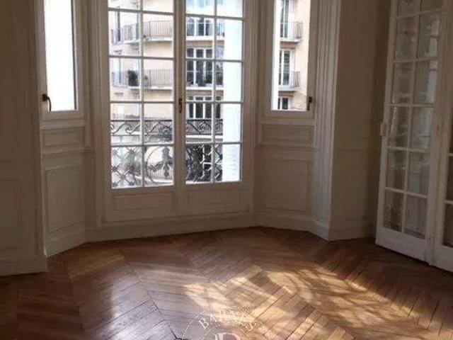 Tout savoir sur cet appartement dans le quartier Gros Caillou, à Paris 7ème