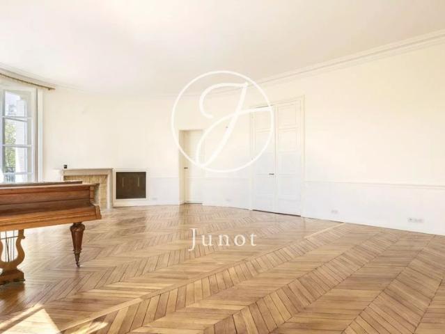 Tout savoir sur cet appartement dans le quartier Gros Caillou, à Paris 7ème