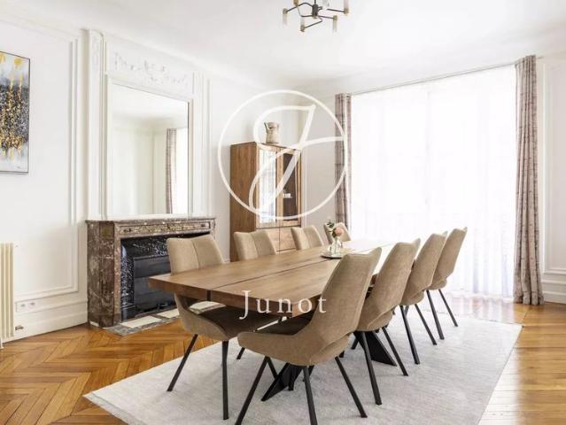 Tout savoir sur cet appartement dans le quartier Ecole Militaire, à Paris 7ème